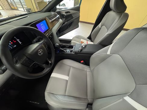 Used 2025 Toyota Camry Hybrid AWD/4WD image 10