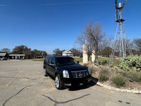 Used 2013 Cadillac Escalade ESV Premium image 10