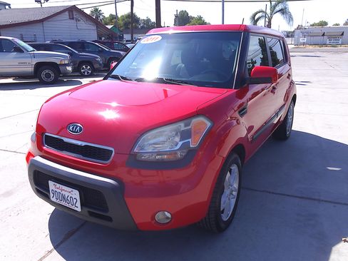 Used 2011 Kia Soul + image 2