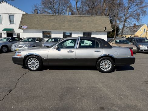 Used 2005 Lincoln Town Car Signature image 23