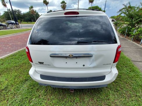 Used 2006 Chrysler Town & Country Touring FWD image 6