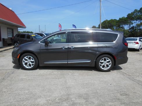 Used 2019 Chrysler Pacifica Touring-L Plus FWD image 4