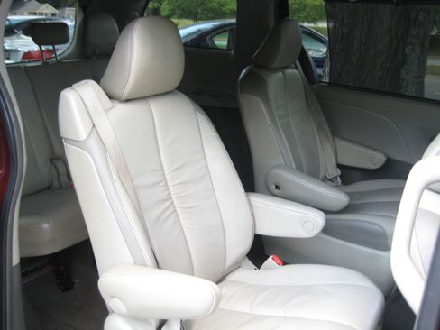 Used 2011 Toyota Sienna XLE Limited image 18