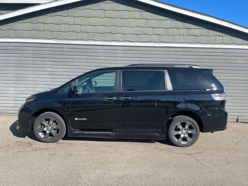 Used 2015 Toyota Sienna SE image 11