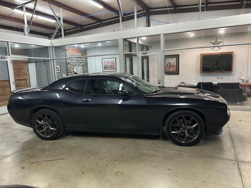 Used 2018 Dodge Challenger SXT RWD image 2