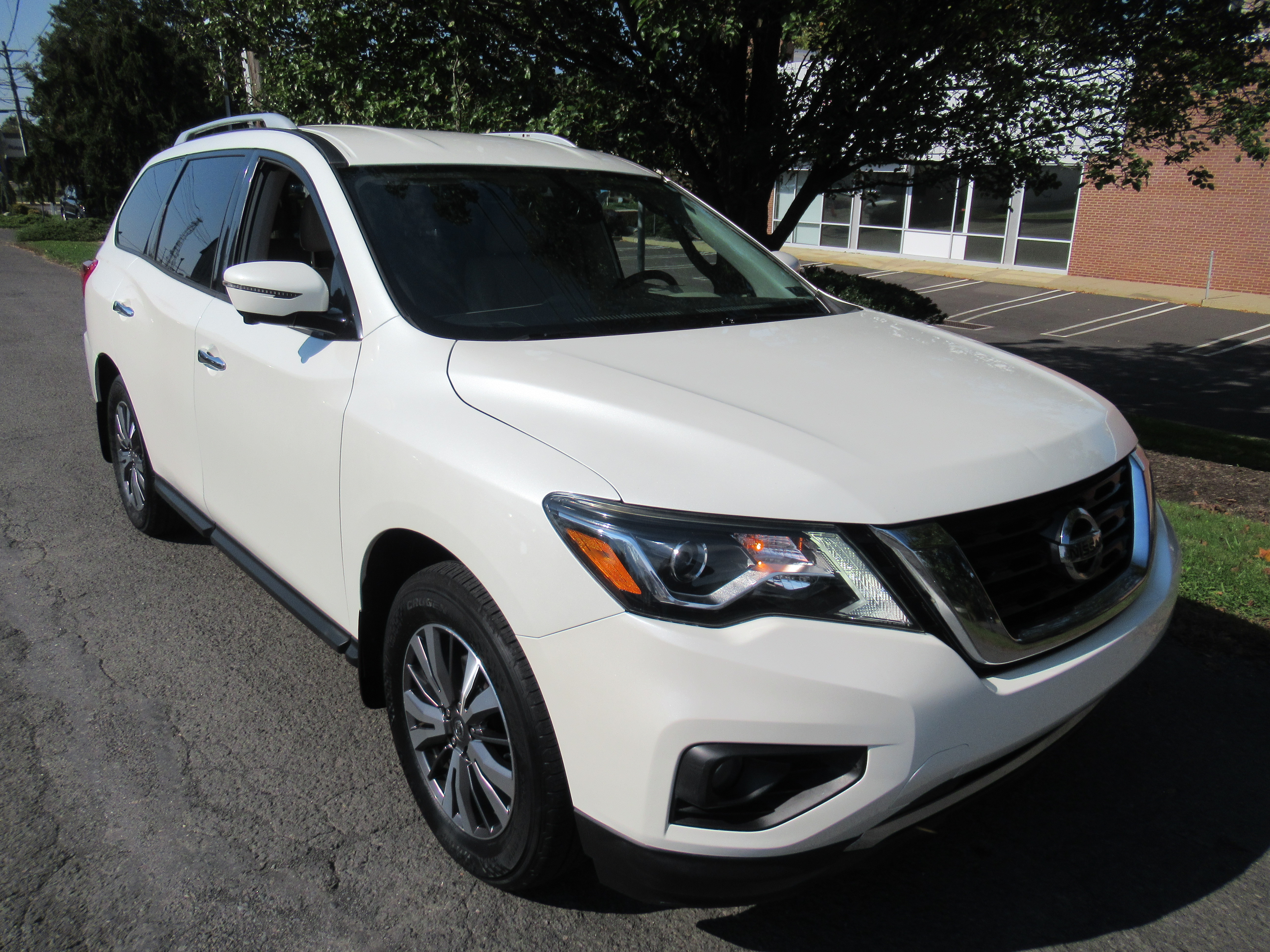 Used 2018 Nissan Pathfinder 4WD SL image 2