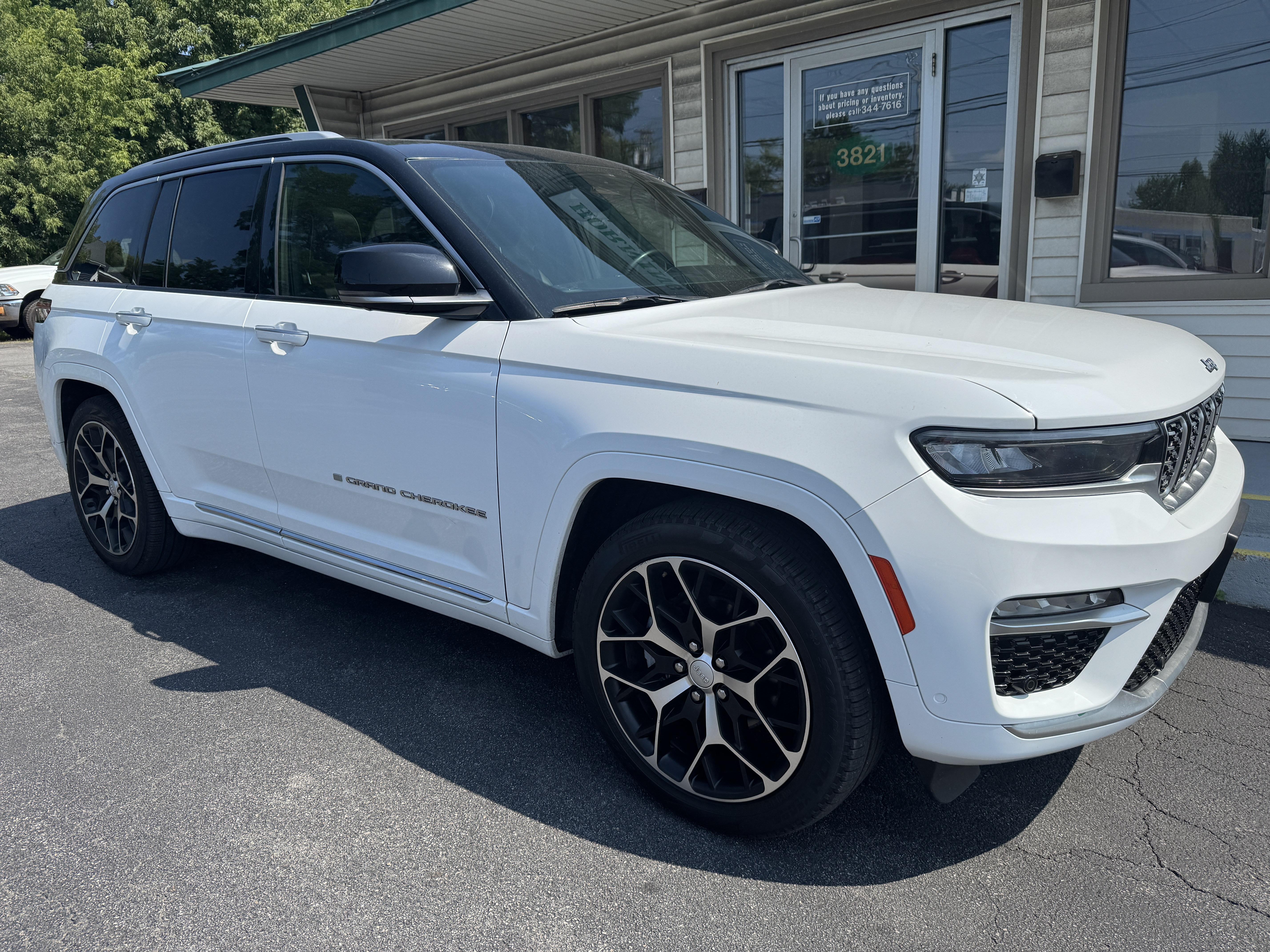Used 2022 Jeep Grand Cherokee 4WD Summit image 2