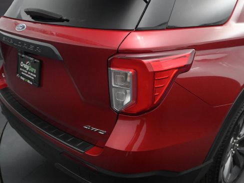 Used 2022 Ford Explorer XLT image 13