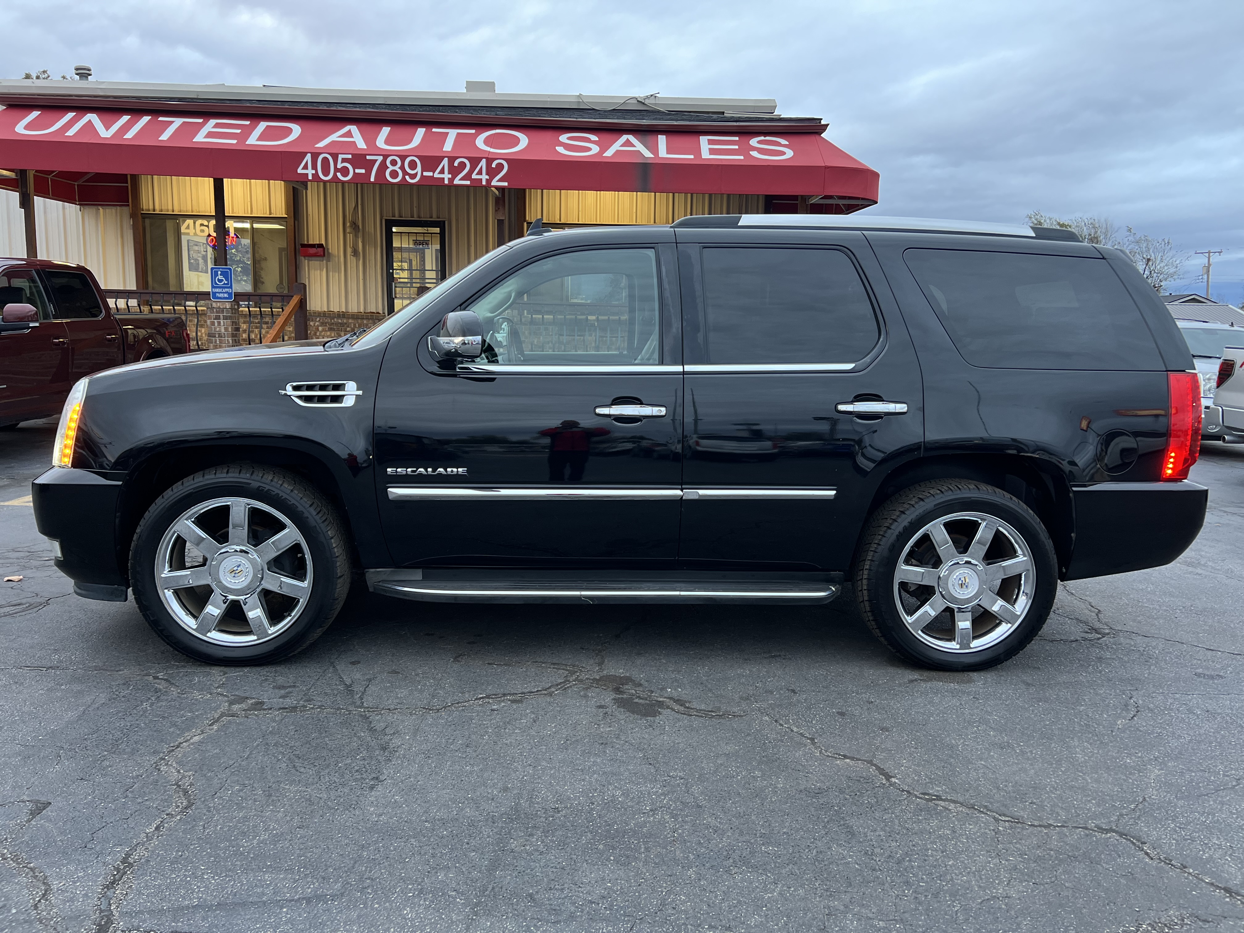 Used 2011 Cadillac Escalade Luxury AWD/4WD image 1