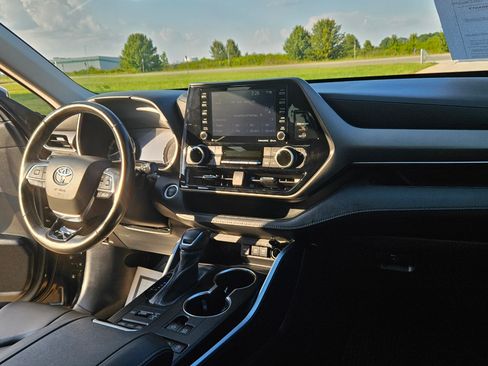 Used 2021 Toyota Highlander AWD XLE V6 image 18