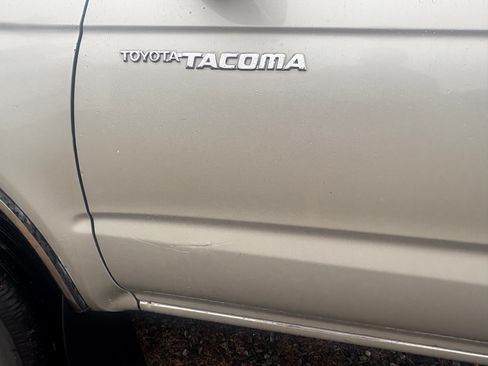 Used 2000 Toyota Tacoma 4x4 Regular Cab image 3