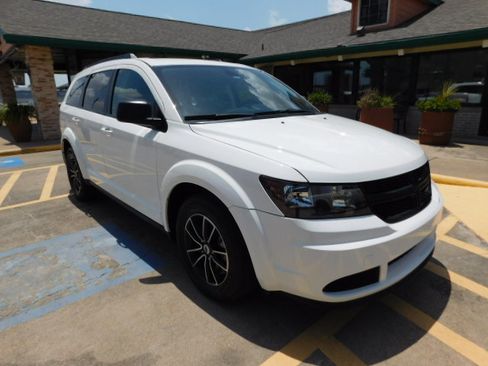 Used 2018 Dodge Journey FWD SE image 2