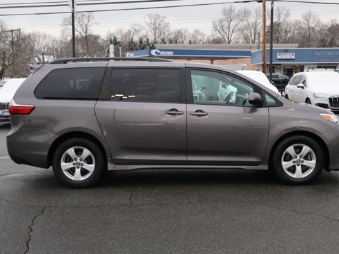 Used 2020 Toyota Sienna LE image 9