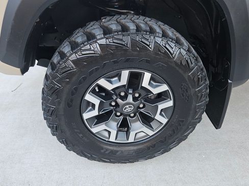 Used 2017 Toyota Tacoma image 8