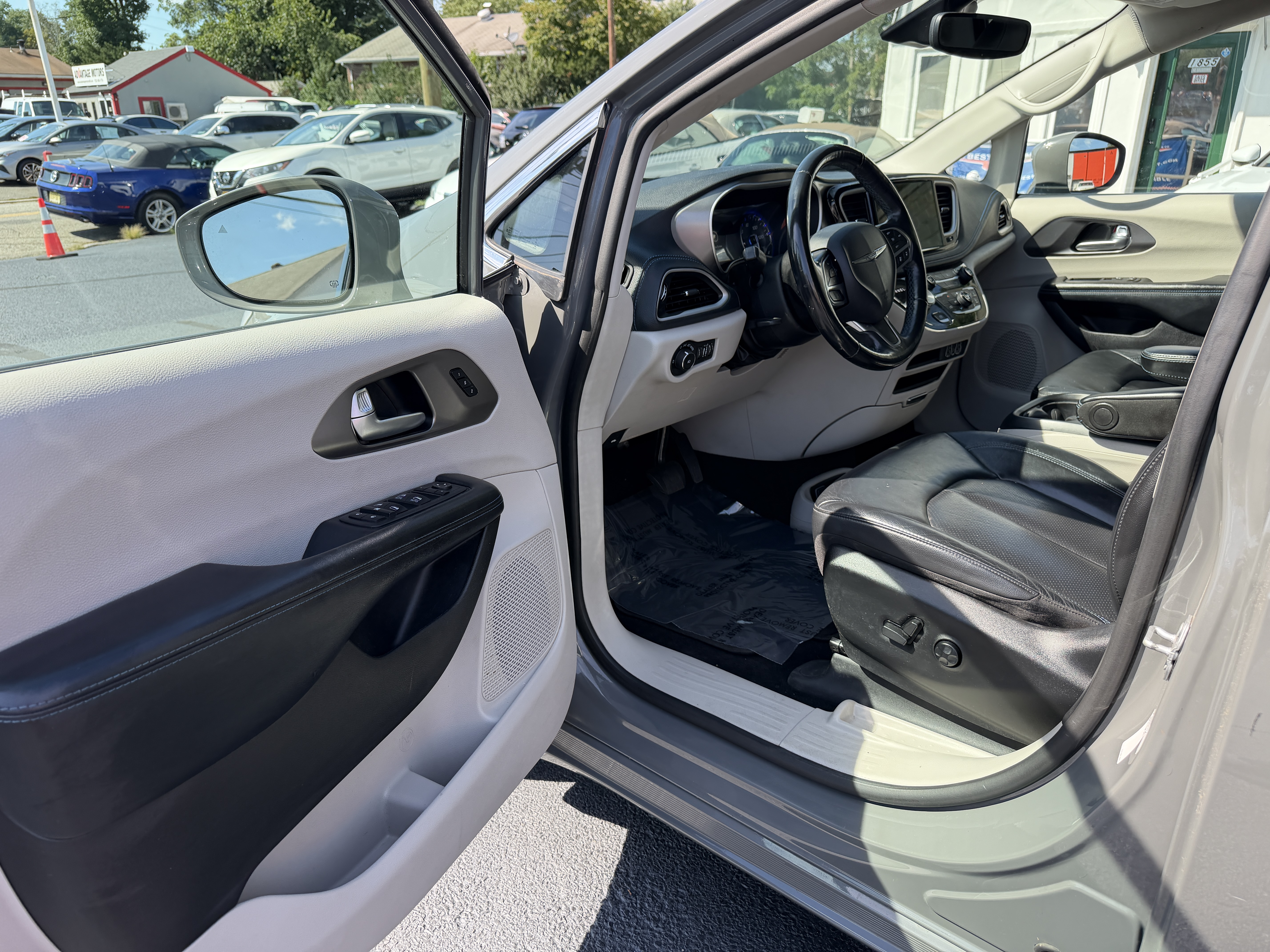 Used 2021 Chrysler Pacifica Touring-L FWD image 2