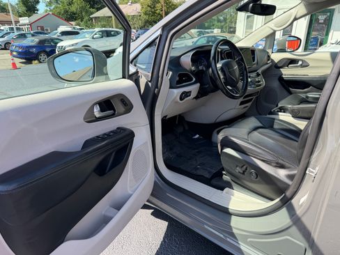 Used 2021 Chrysler Pacifica Touring-L FWD image 2