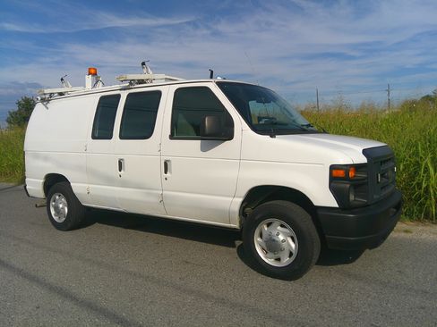 Used 2014 Ford E-150 and Econoline 150 XL image 2