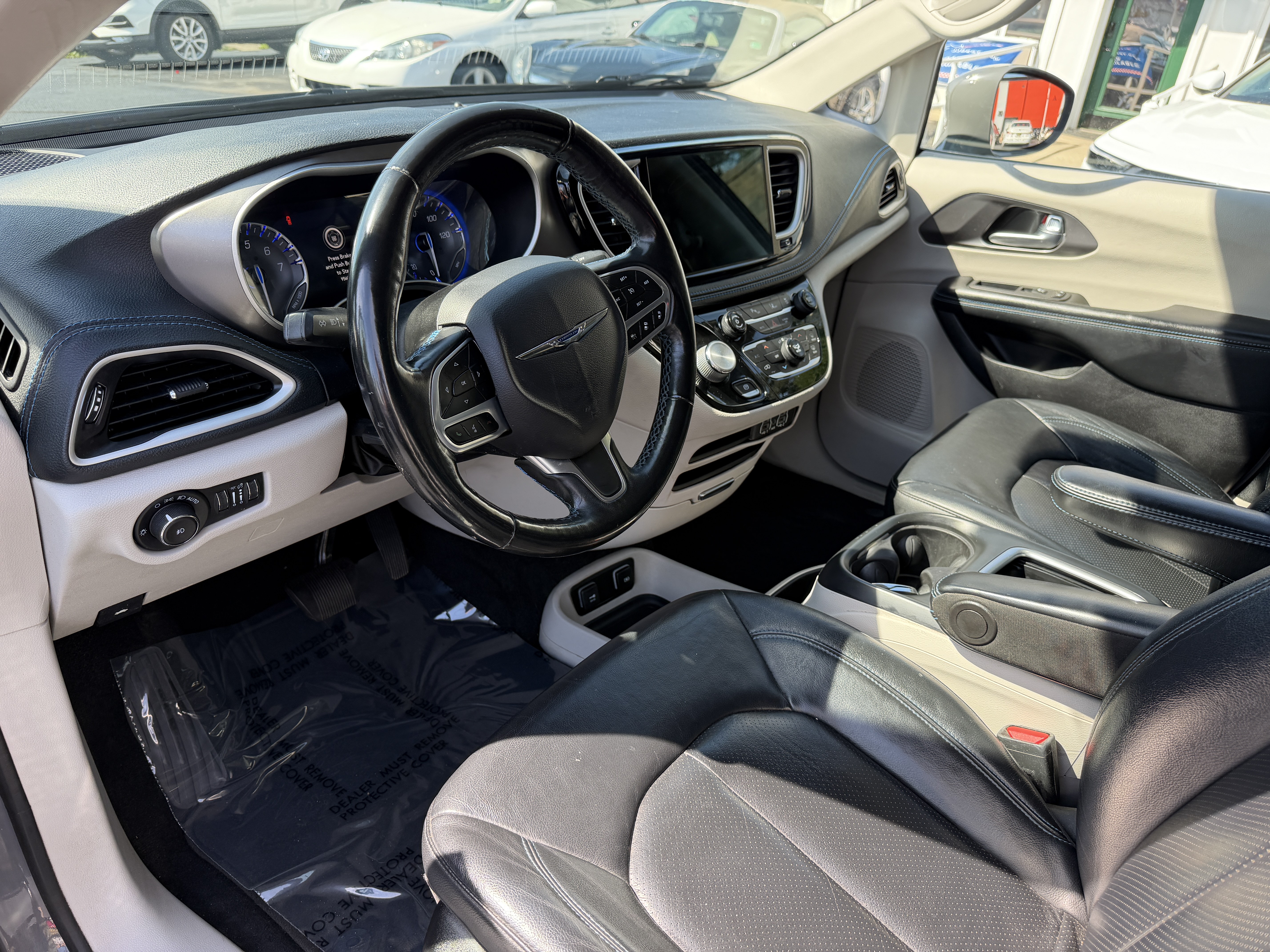Used 2021 Chrysler Pacifica Touring-L FWD image 6
