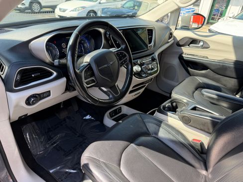 Used 2021 Chrysler Pacifica Touring-L FWD image 6