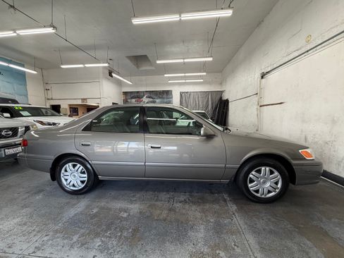 Used 2001 Toyota Camry LE FWD image 2