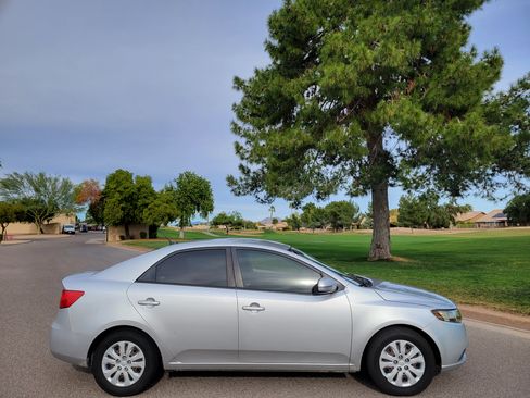 Used 2011 Kia Forte EX image 2