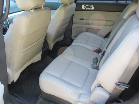 Used 2013 Ford Explorer XLT image 18