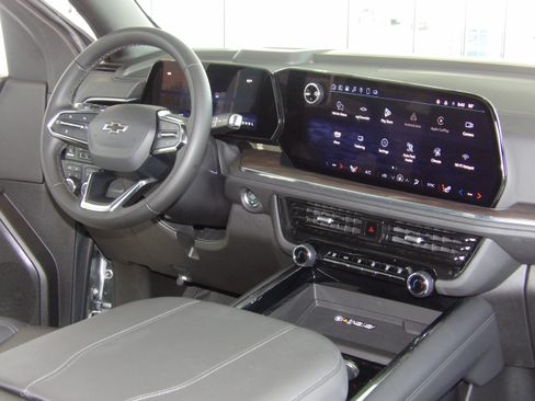 Used 2025 Chevrolet Suburban Z71 image 4