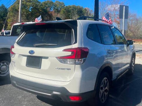 Used 2024 Subaru Forester Premium image 3