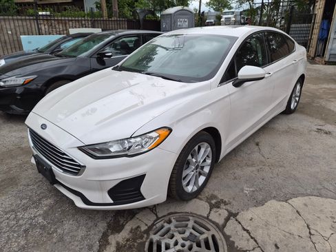 Used 2020 Ford Fusion SE image 1