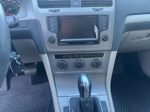 Used 2015 Volkswagen Golf TDI S image 18