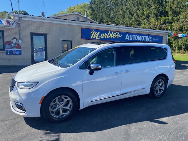 Used 2023 Chrysler Pacifica Limited FWD image 2