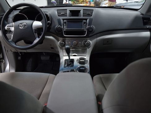 Used 2013 Toyota Highlander SE image 24