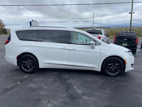 Used 2018 Chrysler Pacifica Limited image 5