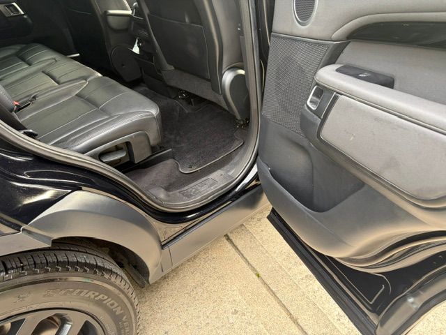 Used 2019 Land Rover Discovery SE AWD/4WD image 15
