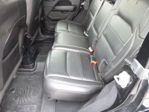 Used 2018 Jeep Wrangler Unlimited Sahara image 14