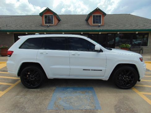 Used 2019 Jeep Grand Cherokee Altitude image 10