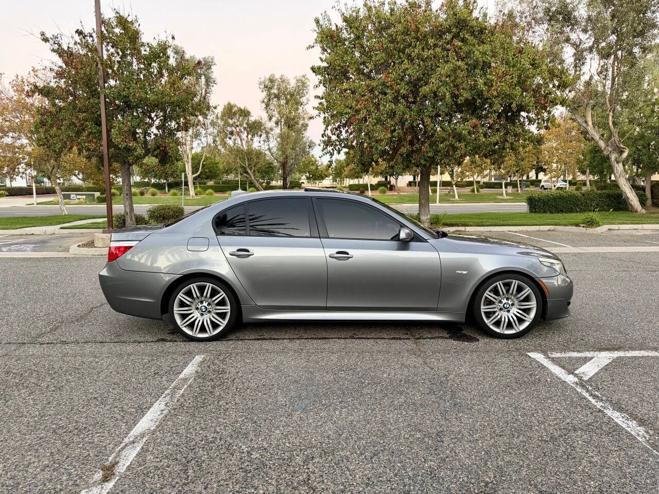 Used 2010 BMW 550i w/ M-Sport Package RWD image 9