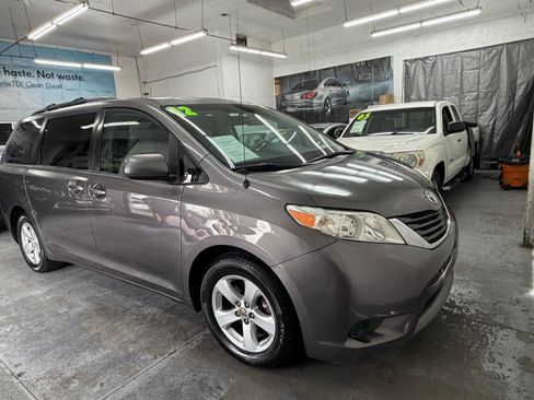 Used 2012 Toyota Sienna LE FWD image 10