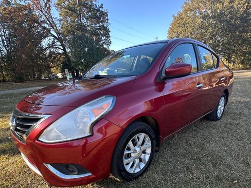 Used 2017 Nissan Versa 1.6 SV image 5