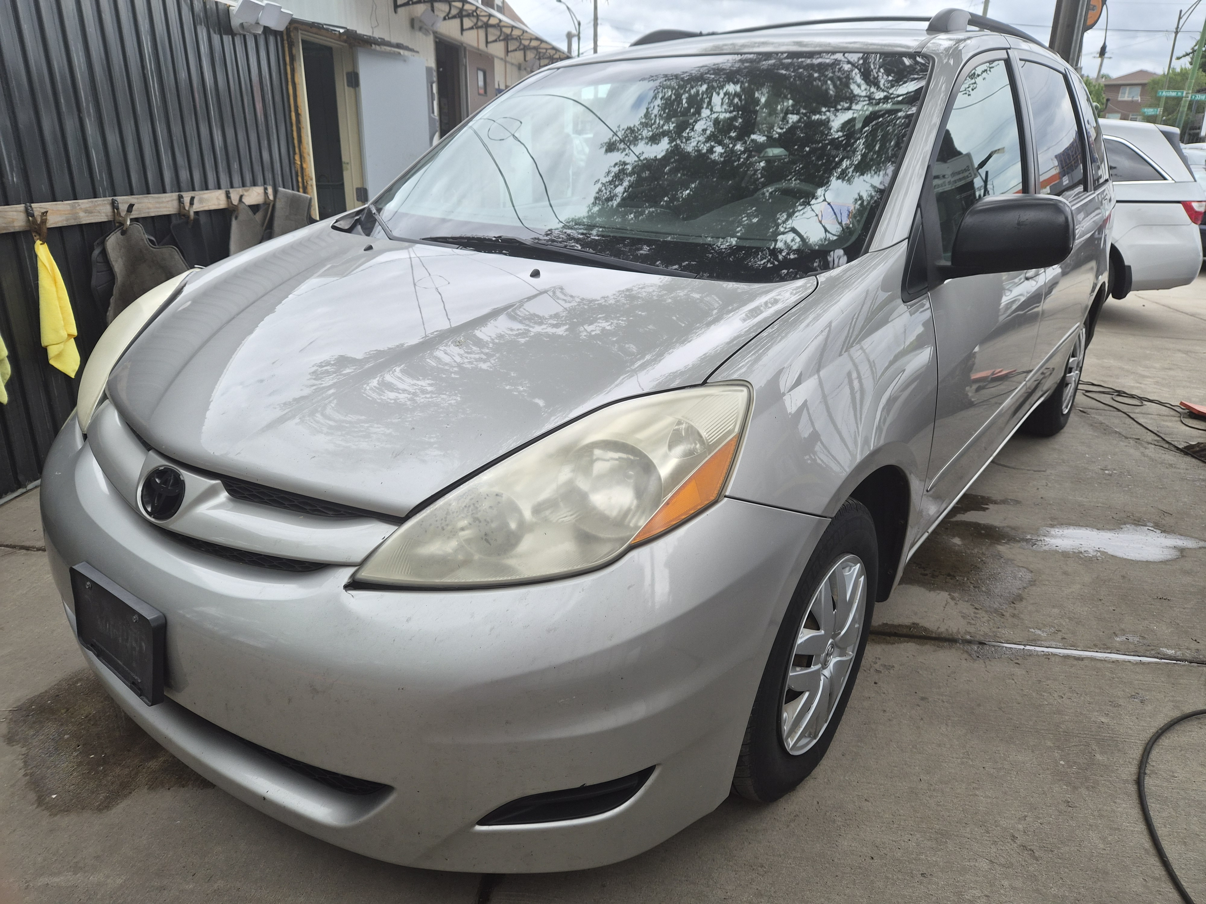 Used 2009 Toyota Sienna LE FWD image 1