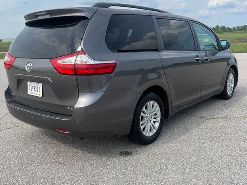 Used 2017 Toyota Sienna XLE Minivan FWD image 7