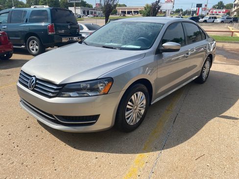 Used 2014 Volkswagen Passat 1.8T S image 1