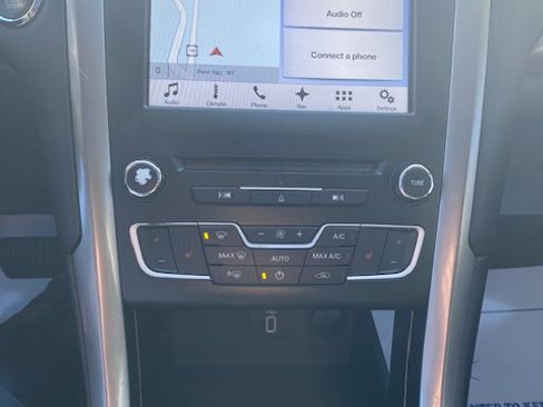 Used 2017 Ford Fusion SE image 11