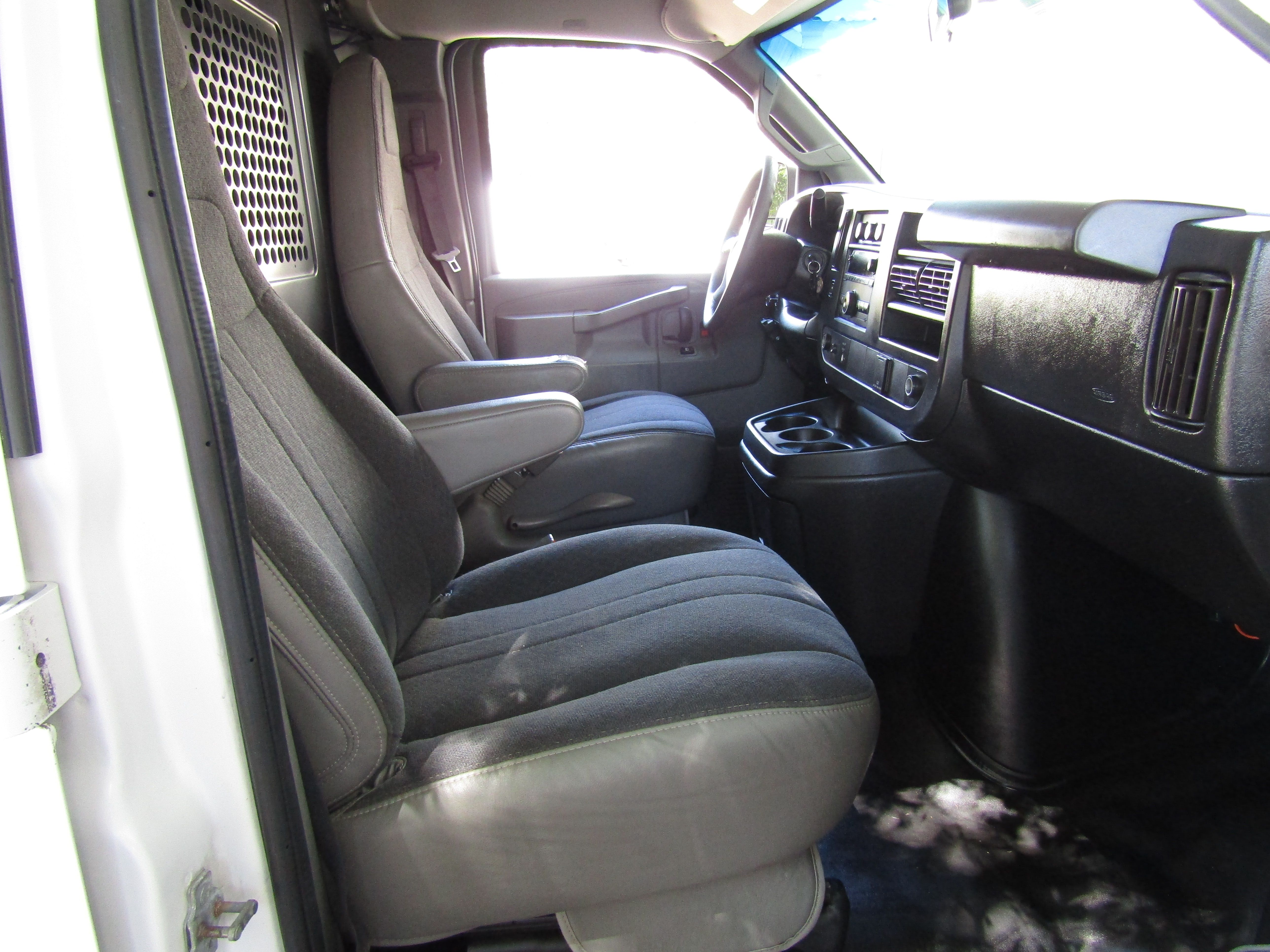 Used 2019 Chevrolet Express 2500 RWD image 12