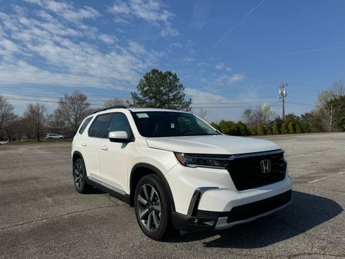 Used 2025 Honda Pilot Touring image 2