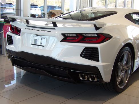 Used 2025 Chevrolet Corvette Stingray 2LT image 9