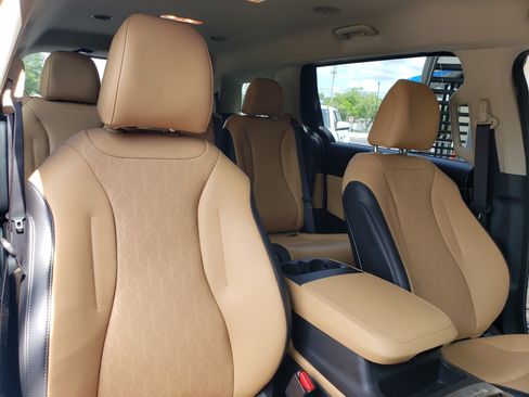 Used 2023 Kia Carnival LX image 23