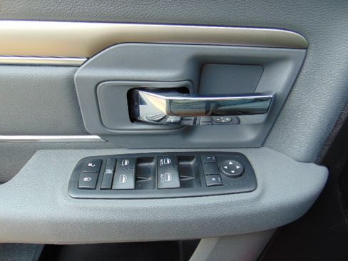 Used 2017 RAM 1500 SLT image 13