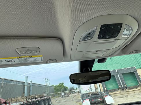 Used 2018 Chrysler Pacifica Touring-L image 32