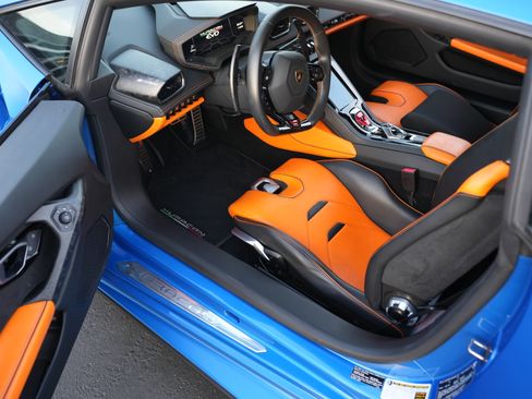 Used 2020 Lamborghini Huracan EVO image 7